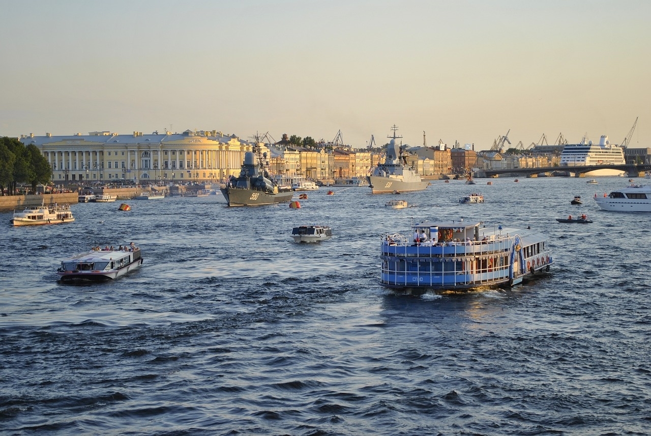 Du thuyền trên sông Neva, Saint Petersburg, Nga