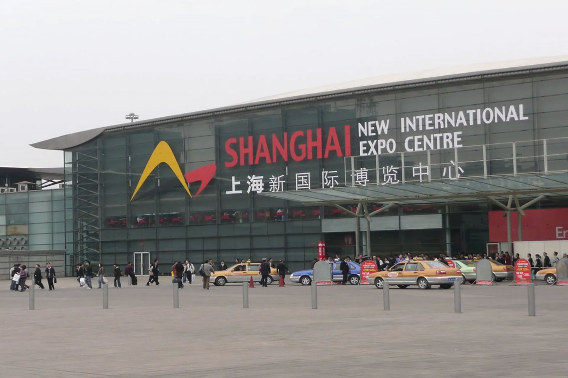 Phương tiện thuận tiện đi đến tham dự hội chợ Hotelex Thượng Hải