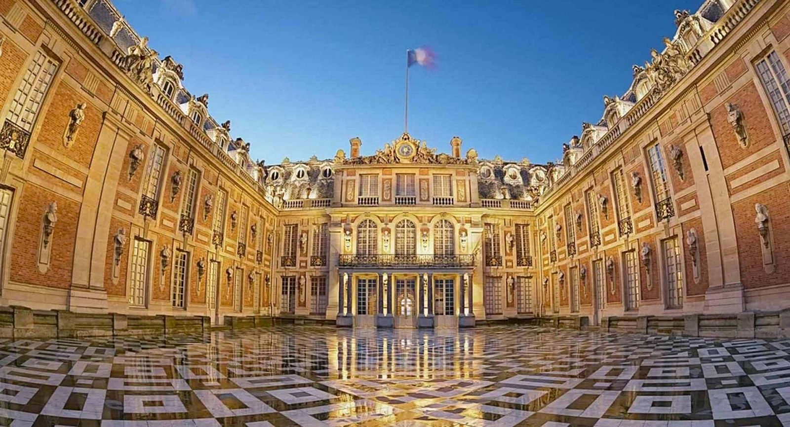 Hoàng cung lớn (Cung điện Versailles) - Hoàng cung nhỏ (Cung điện Fontainebleau), tại Pháp