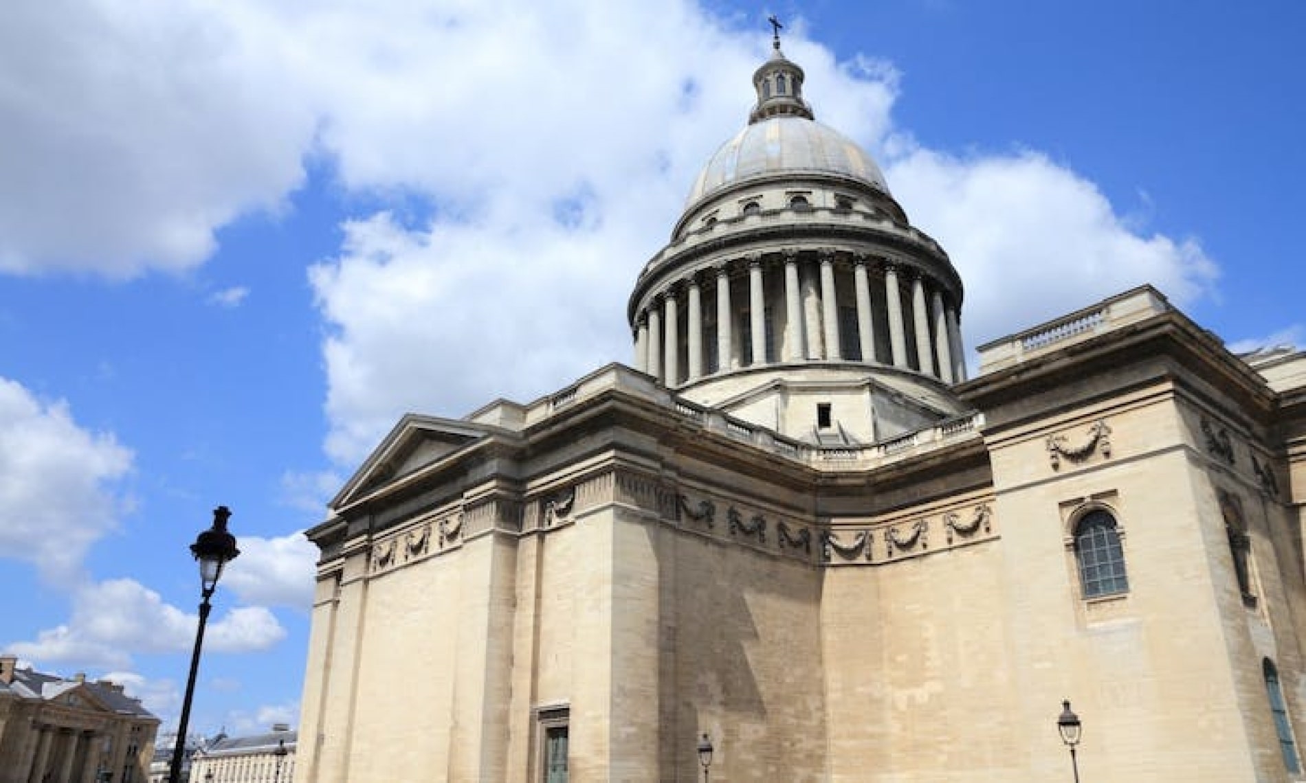 Điện Pantheon, Italia