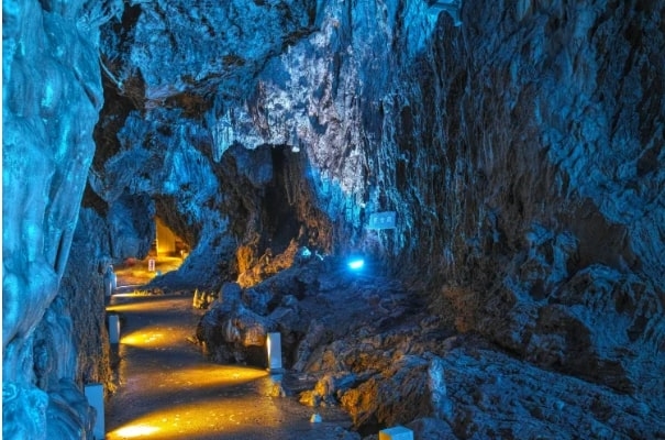 Hang Ryusendo, Iwate, Tohoku, Nhật Bản