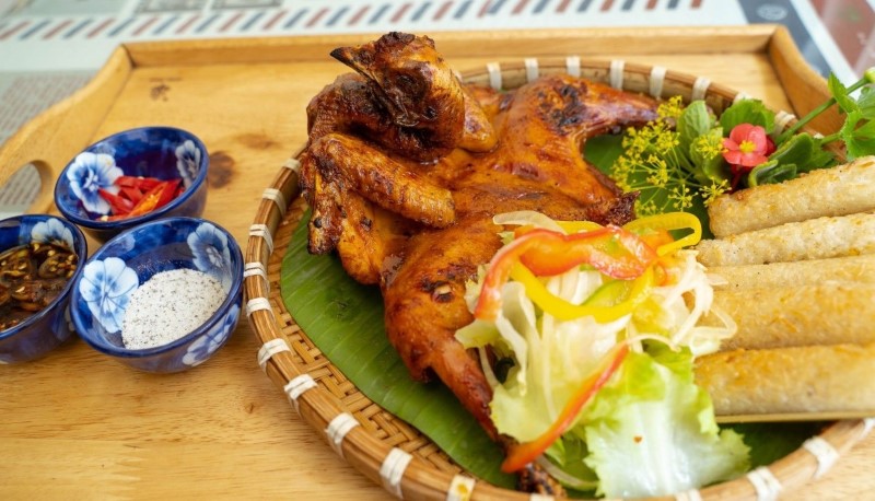 Gà nướng, cơm lam Gà nướng, cơm lam