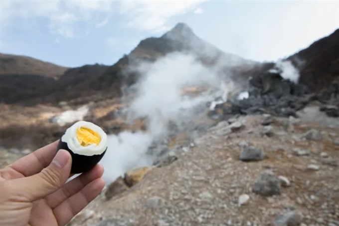  bạn có thể ăn thử món trứng đen được bán trong thung lũng