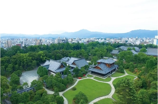 Bên trong khuôn viên thành là Cung điện Ninomaru