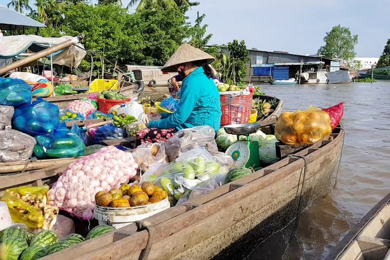 Chợ nổi Phong Điền