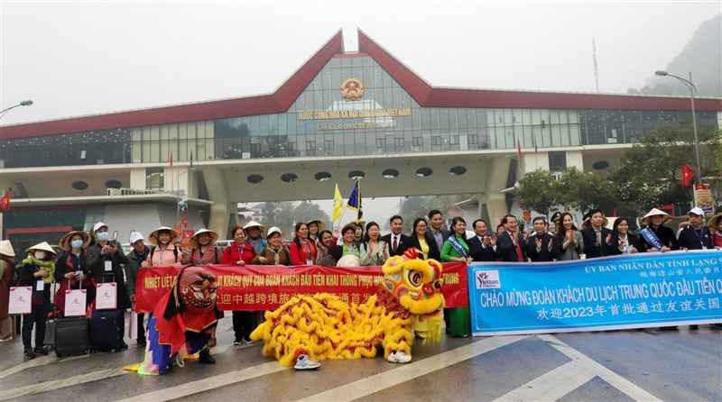 đón đoàn khách Trung Quốc đầu tiên sang du lịch