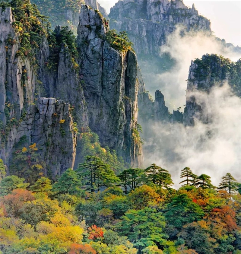 Thứ ba là hiện tượng mang tên “biển mây” ở núi Hoàng Sơn Trung Quốc. Chắc chắn rằng, đây là cảnh sắc vô cùng đắt giá cho những ai yêu thích vẻ đẹp tuyệt vời của thiên nhiên. Do ảnh hưởng của sự phân bố thời tiết trên đỉnh núi nên những đám mây bồng bềnh thường xuyên xuất hiện ở nơi đây. Những đám mây trắng xóa, nhẹ nhàng bay lượn, lúc mỏng lúc dày làm du khách có cảm giác như đang lạc vào tiên cảnh. Chính vì vậy mà du khách thường dậy rất sớm, bỏ công leo lên đỉnh núi để vừa ngắm bình minh và thưởng thức biển mây. Cảm giác lúc đó phải diễn tả như thế nào nhỉ? Hóa ra bầu trời cũng có lúc gần chúng ta như thế. Thứ ba là hiện tượng mang tên “biển mây” ở núi Hoàng Sơn Trung Quốc. Chắc chắn rằng, đây là cảnh sắc vô cùng đắt giá cho những ai yêu thích vẻ đẹp tuyệt vời của thiên nhiên. Do ảnh hưởng của sự phân bố thời tiết trên đỉnh núi nên những đám mây bồng bềnh thường xuyên xuất hiện ở nơi đây. Những đám mây trắng xóa, nhẹ nhàng bay lượn, lúc mỏng lúc dày làm du khách có cảm giác như đang lạc vào tiên cảnh. Chính vì vậy mà du khách thường dậy rất sớm, bỏ công leo lên đỉnh núi để vừa ngắm bình minh và thưởng thức biển mây. Cảm giác lúc đó phải diễn tả như thế nào nhỉ? Hóa ra bầu trời cũng có lúc gần chúng ta như thế.