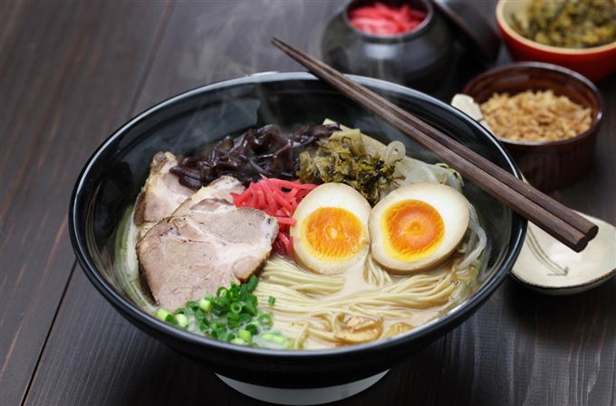 Nếm thử hương vị mặn của món mì ramen trong vùng