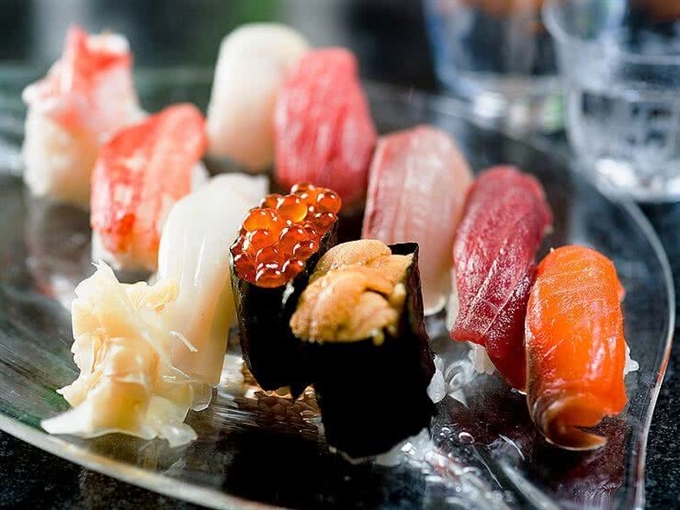 Thưởng thức sushi và các món hải sản ngon lành khác