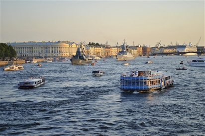 Du thuyền trên sông Neva, Saint Petersburg, Nga